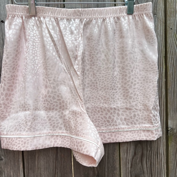 BCBGMaxazria Mauve Chalk Animal Jacquard Short Set Pajamas size Large NWT - Picture 8 of 13